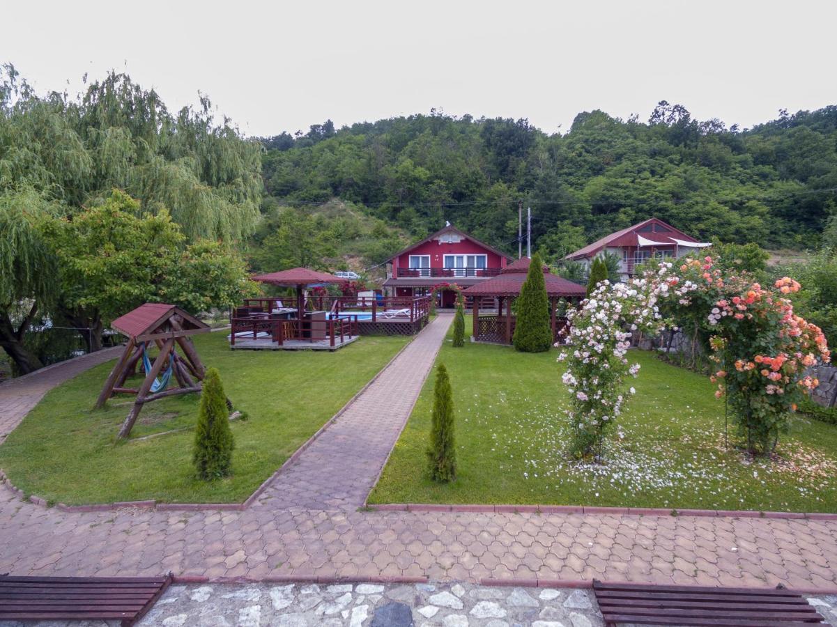 Villa Frans Si Cabanute Ieşelniţa المظهر الخارجي الصورة