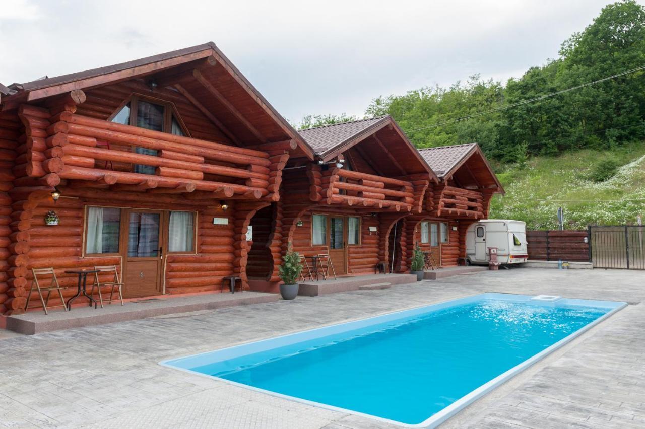 Villa Frans Si Cabanute Ieşelniţa المظهر الخارجي الصورة